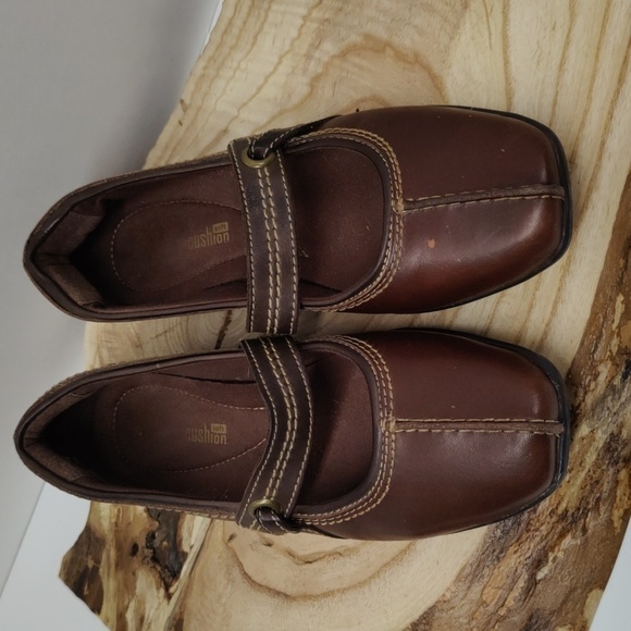 Clarks Soft Cushion Brown Leather Mary Jane Style Loafers, Size 7.5M - Picture 1 of 11